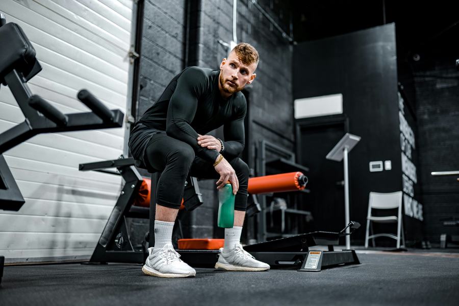 Sportoló pihen az edzőteremben